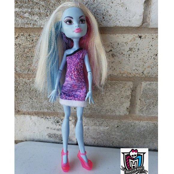 abbey bominable scaris